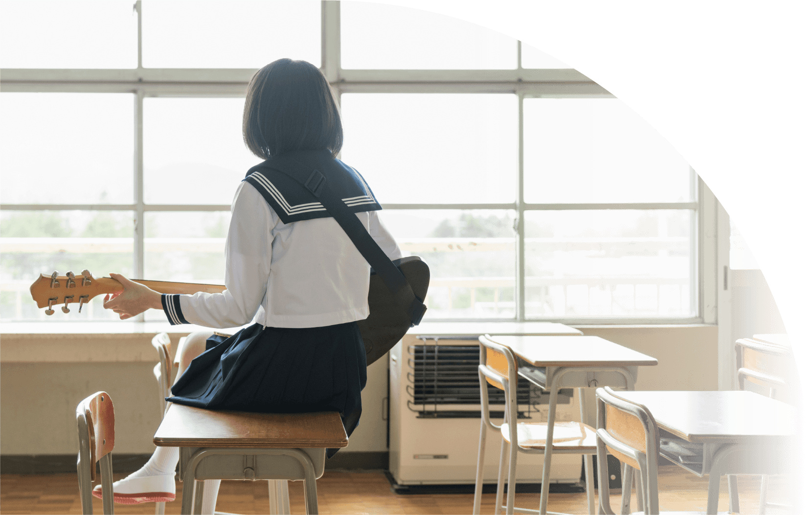 ギターを持つ女子学生